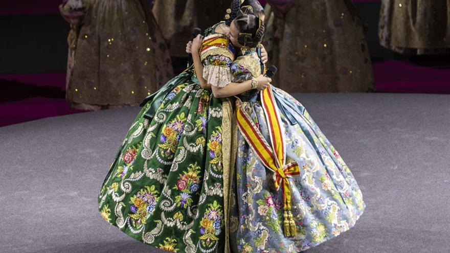 Fallas 2023 | Desfile de despedida de las falleras mayores de València y sus cortes de honor de las fallas 2022