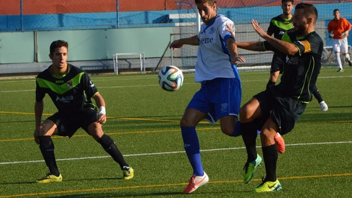 Un instante del encuentro entre el Terrassa y el Europa en el estadio municipal de Santa Coloma.