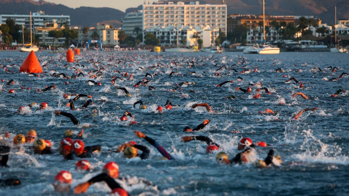 Beim Schwimmwettbewerb eines Ironman in Port d&#039;Alcúdia 2015.