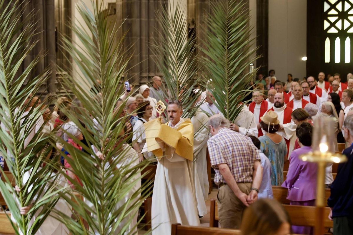 La misa de celebración por los 125 años de la iglesia gijonesa de San Lorenzo, en imágenes