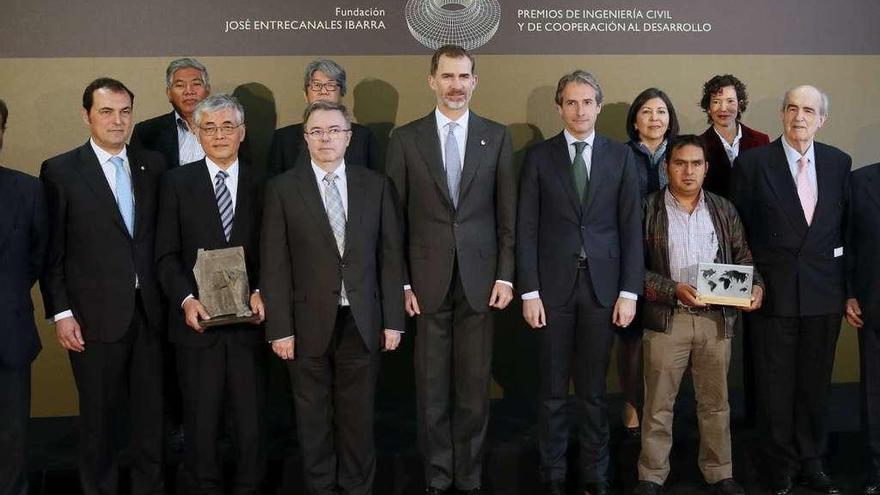 El Rey Felipe VI (centro), junto De la Serna (drch.), ayer, en la entrega de premios de ingeniería civil.  // Mariscal