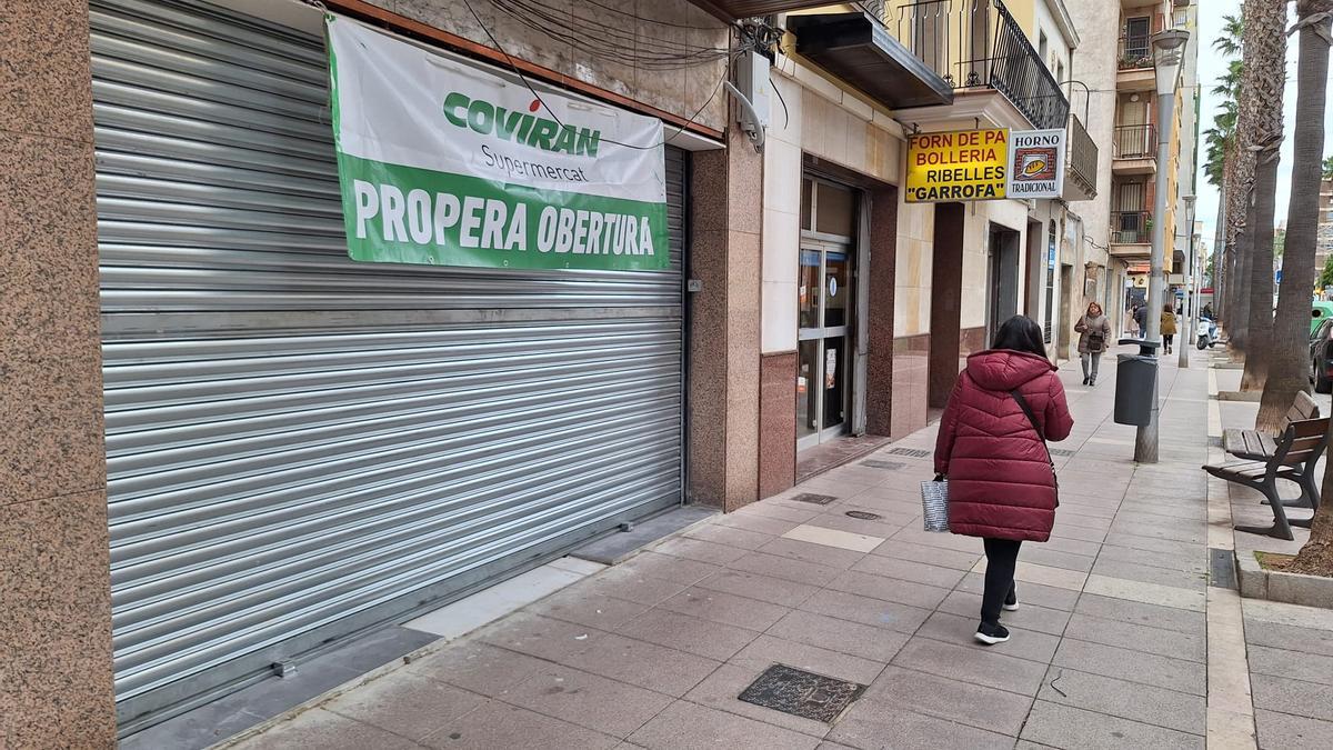 El local que acogerá el supermercado de Covirán ya luce un cartel con la imagen de la compañía.