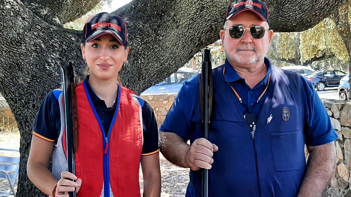 La joven sevillana junto a su padre en la tirada benéfica.