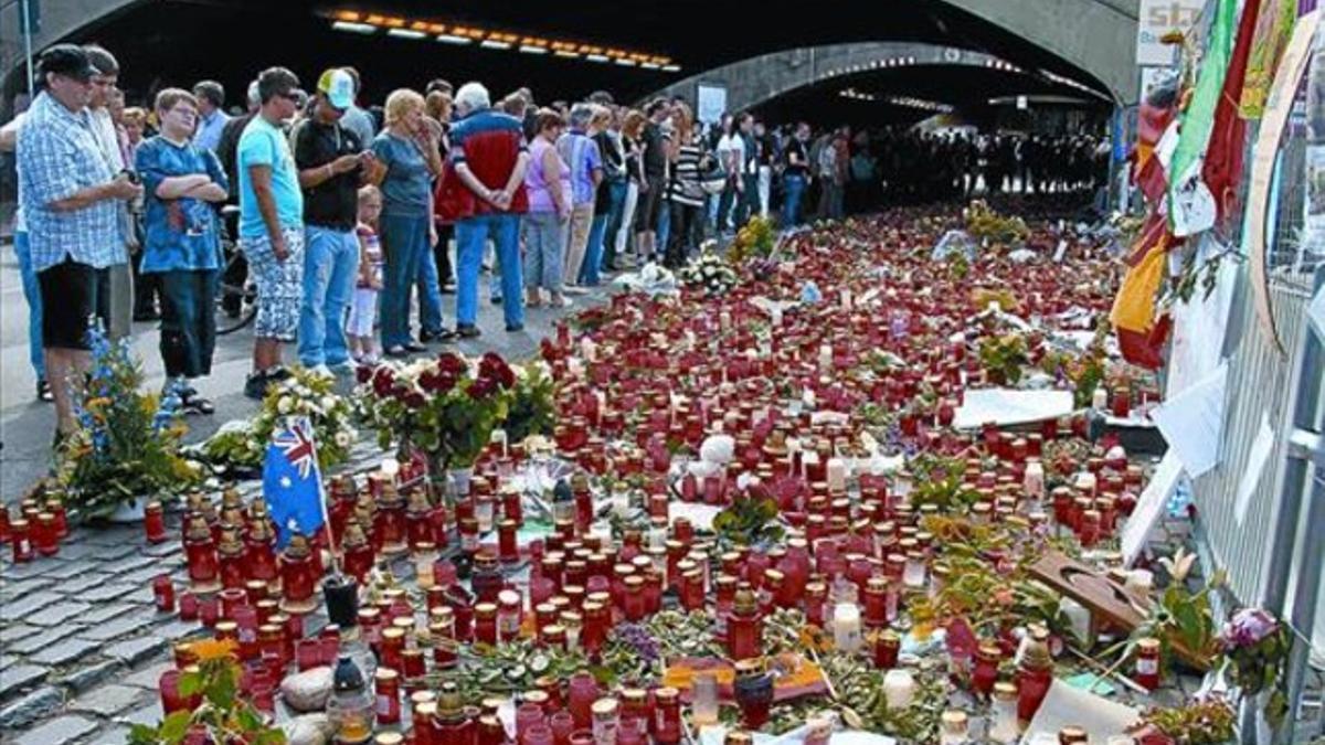 Decenas de ciudadanos rinden homenaje a las víctimas en la zona de la tragedia, ayer.
