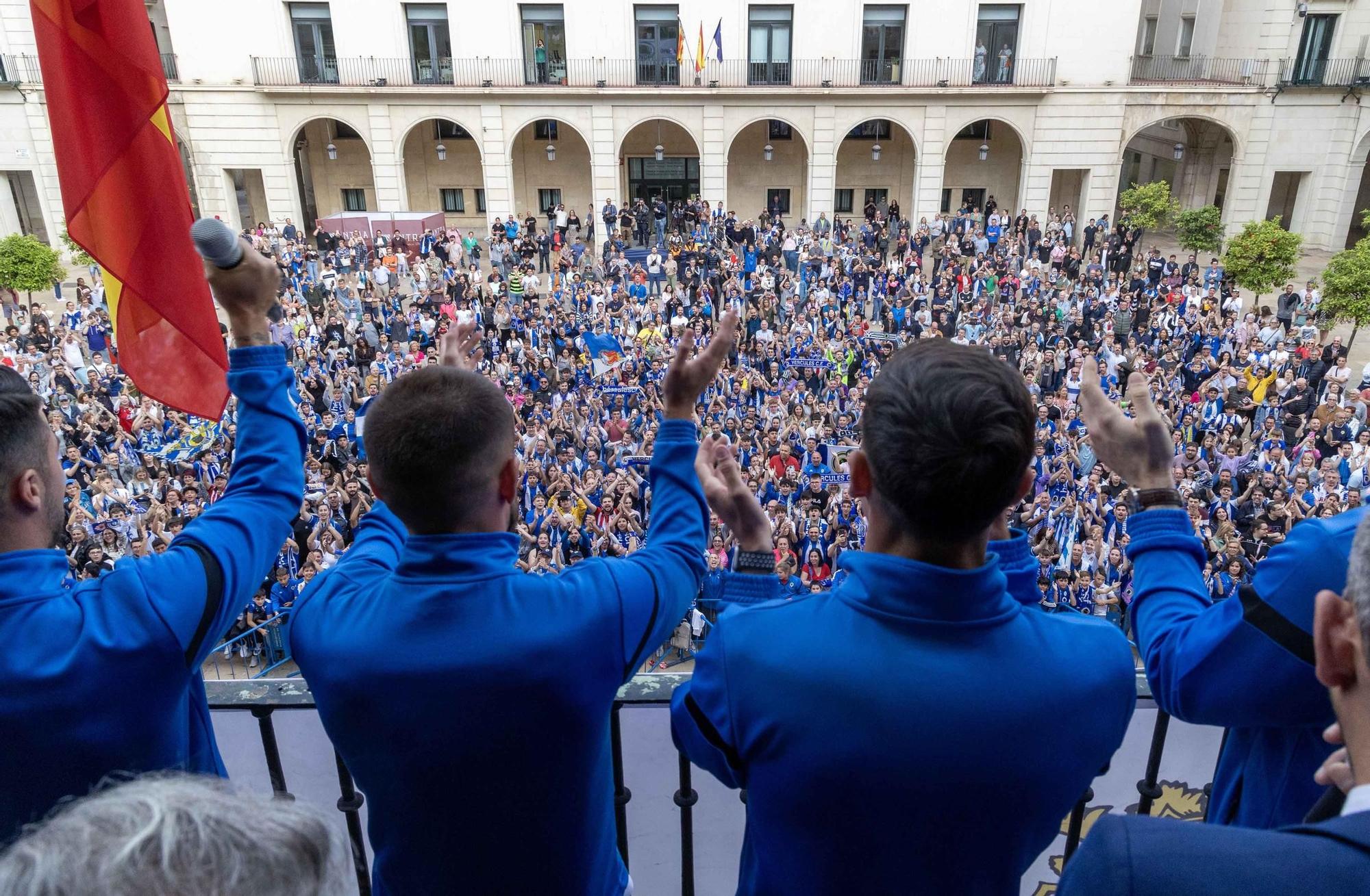 Alicante festeja a lo grande en la Plaza del Ayuntamiento el ascenso del Hércules