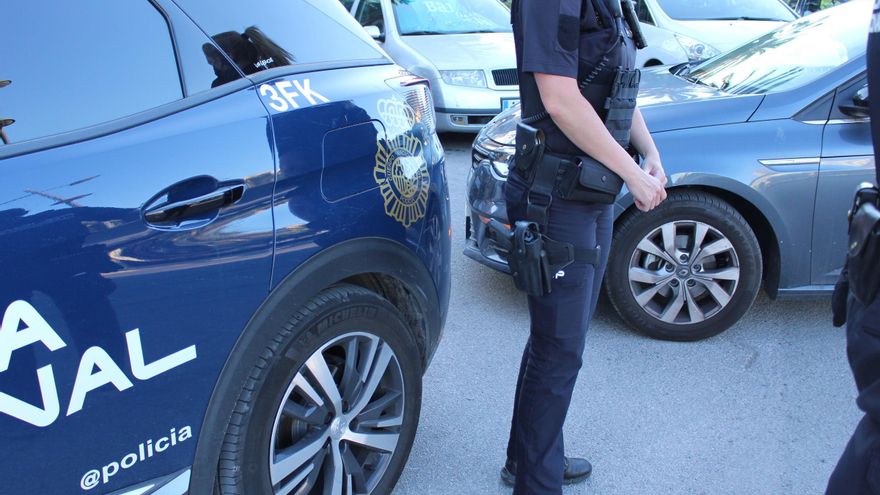Un alumno de la Escuela de Policía rescata a una mujer que caminaba desorientada por las vías del Metro de Madrid