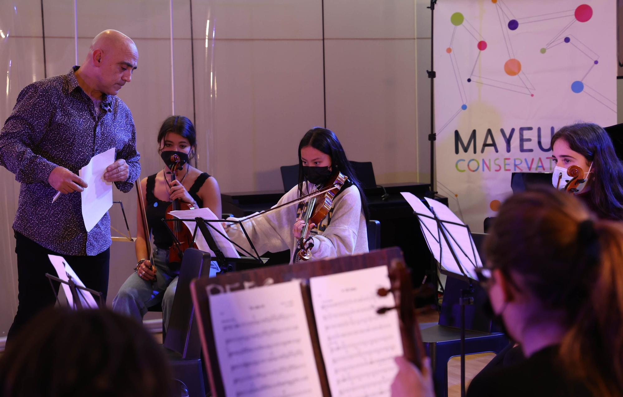 Joan Chamorro desata la locura por el jazz y llena Mayeusis