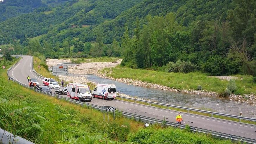 Un motorista muerto en un accidente con dos coches implicados