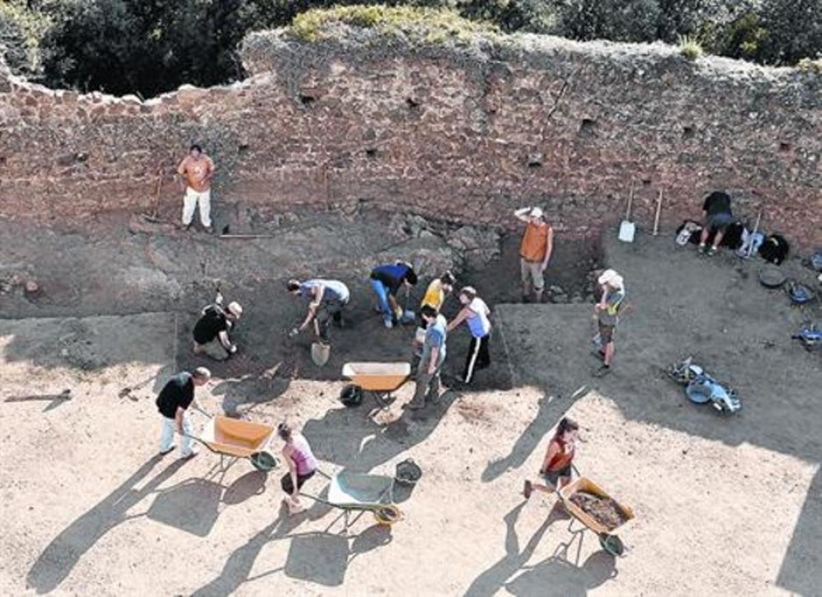 Treballs d’excavació al castell de Montsoriu, que ja es troba obert al públic.