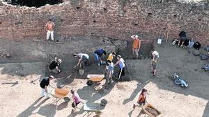 Treballs d’excavació al castell de Montsoriu, que ja es troba obert al públic.