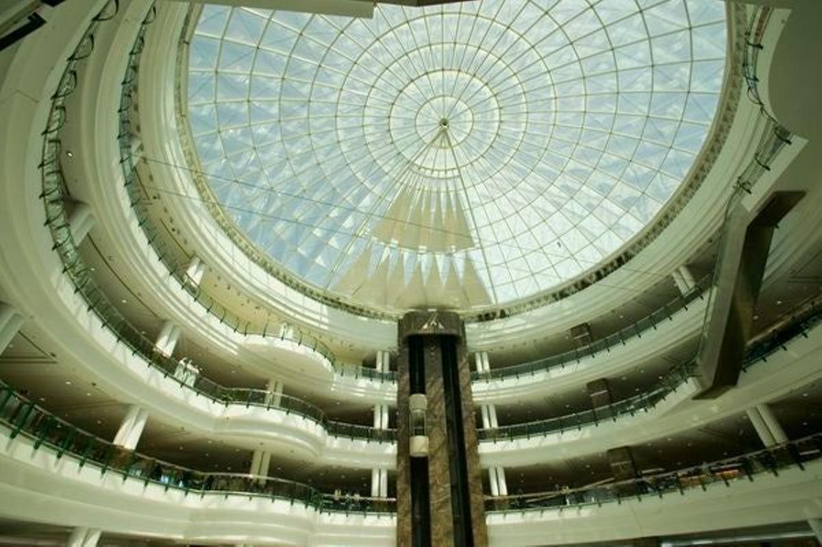 Impresiona en el centro del edificio la cúpula que, además de ser ornamental, hace muy luminoso su interior