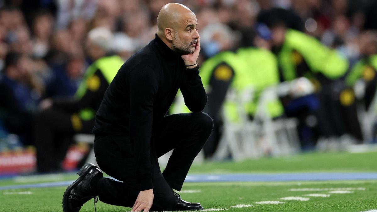 Pep Guardiola sigue el partido desde la banda del Bernabeu