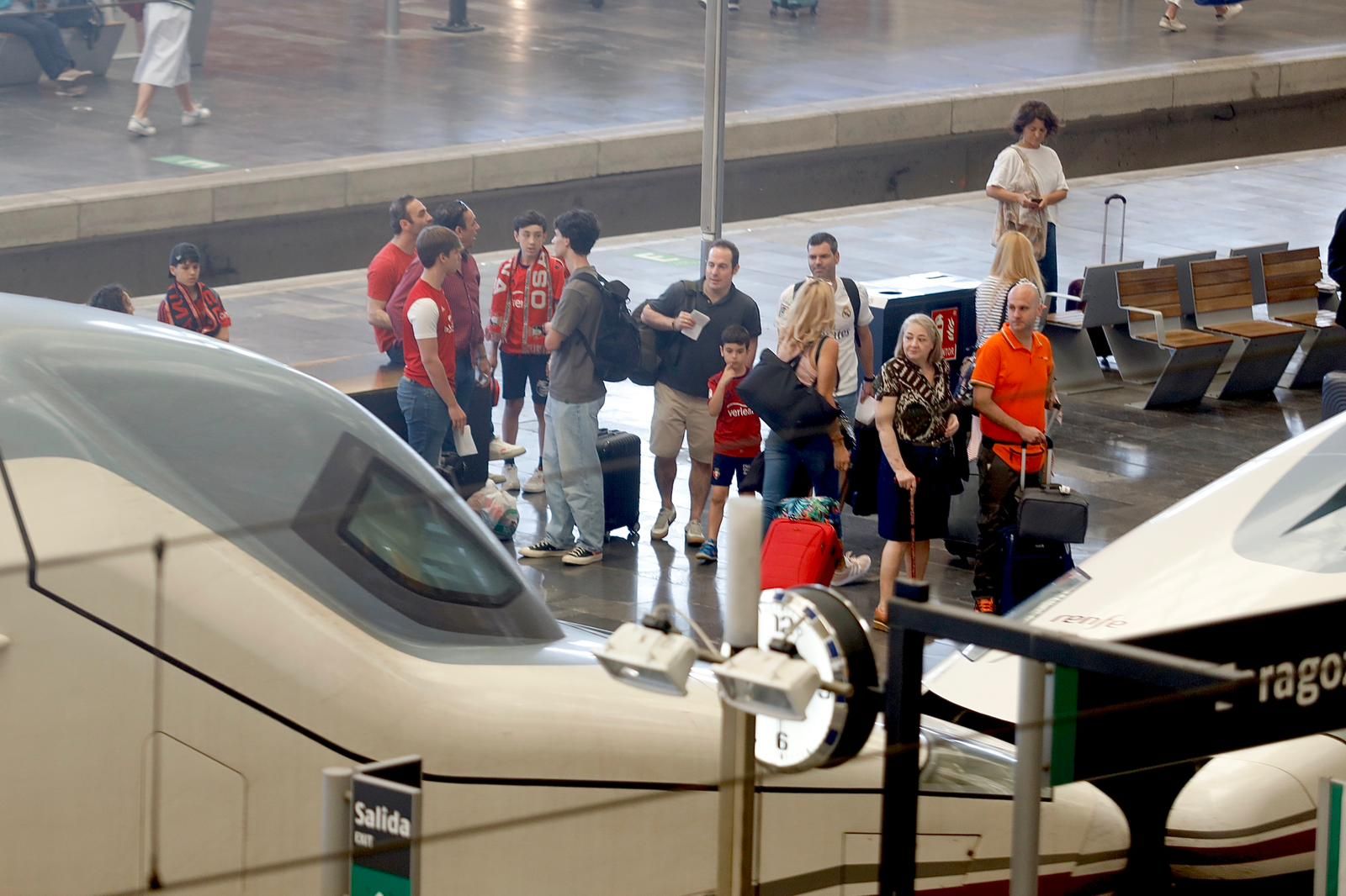 Aficionados de Osasuna, en la Estación Delicias para ir a la final de Copa del Rey en Sevilla