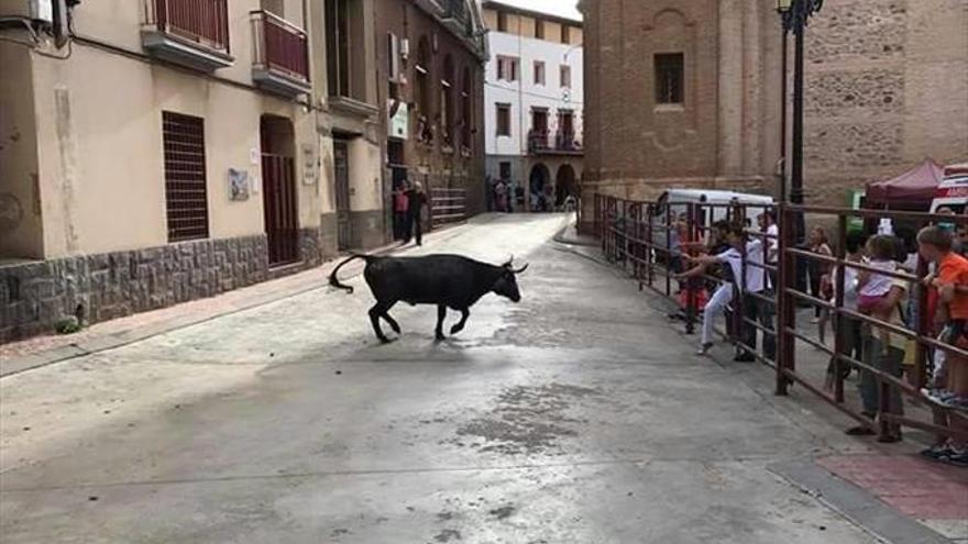 Aguarón sale a la calle para disfrutar de los actos populares y tradicionales