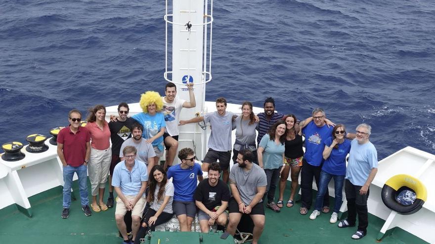 Alumnos de grado y máster e investigadores de la ULPGC y el CSIC en el buque oceanográfico Sarmiento de Gamboa durante la primera campaña e-Impact. | | E.D.