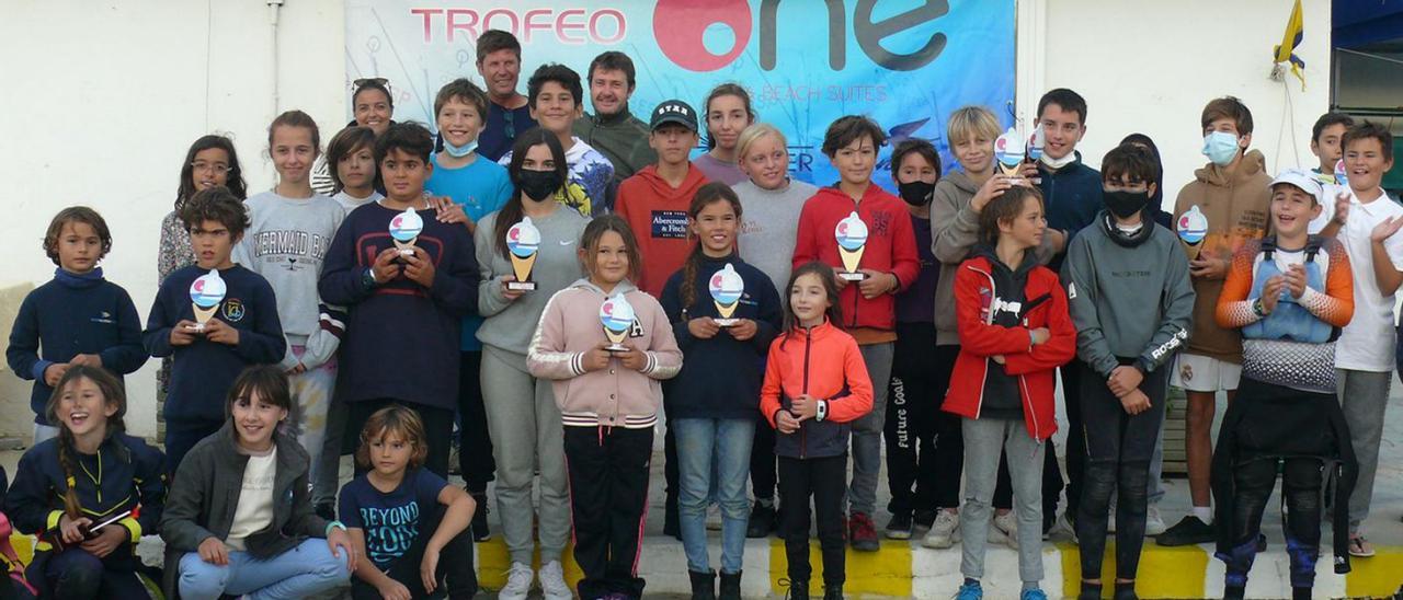 Los jóvenes regatistas posan con sus trofeos tras la prueba organizada por el CN Ibiza. | D.I.