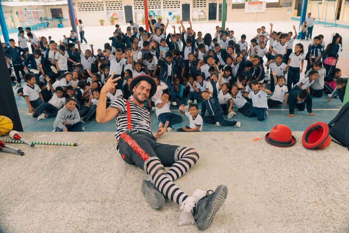 Show junto a niños de Nou Circ Social