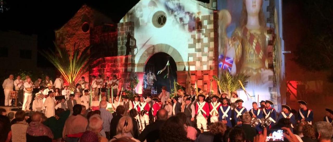 Imagen de una de las ediciones de la Cantata de San Miguel celebrada en los aledaños de la iglesia de Tuineje.