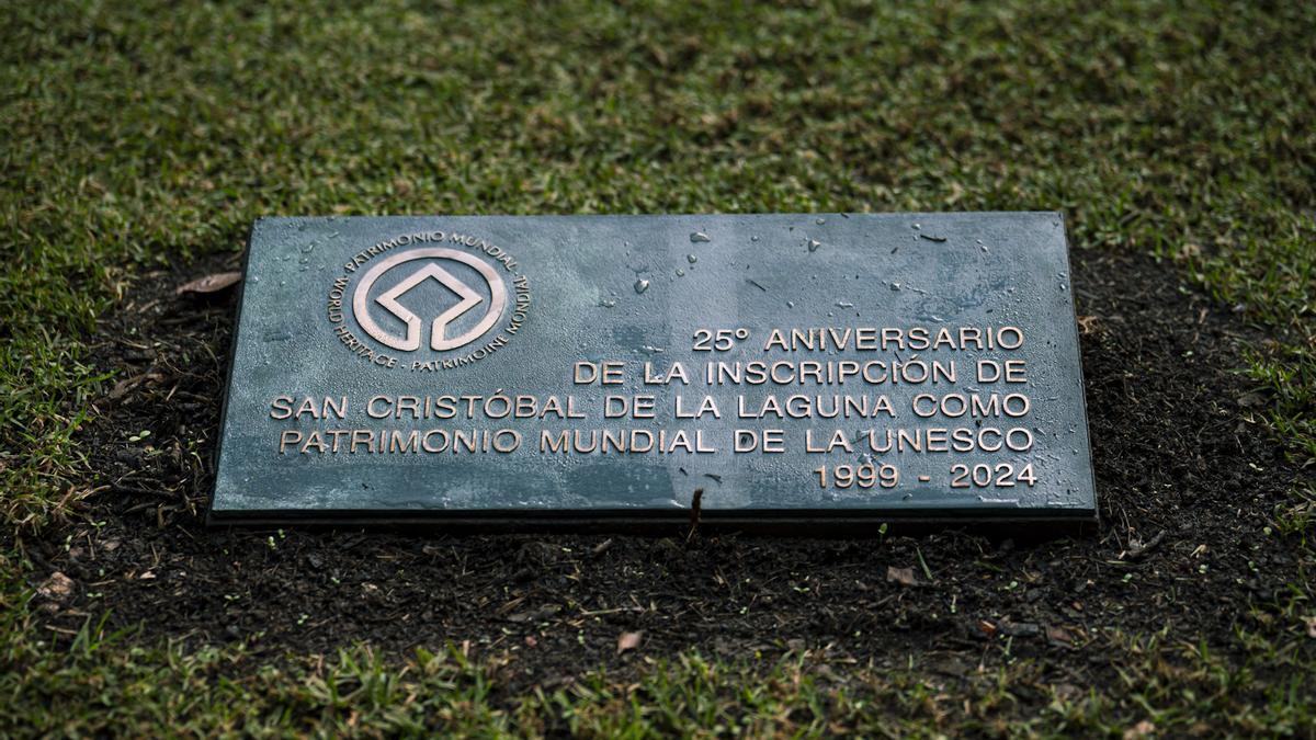 Placa conmemorativa por el 25 aniversario de La Laguna como Patrimonio Mundial.