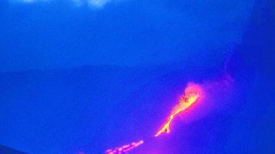 La colada del volcán de La Palma al llegar al 
mar, en la noche del martes.   | // ARTURO RODRÍGUEZ