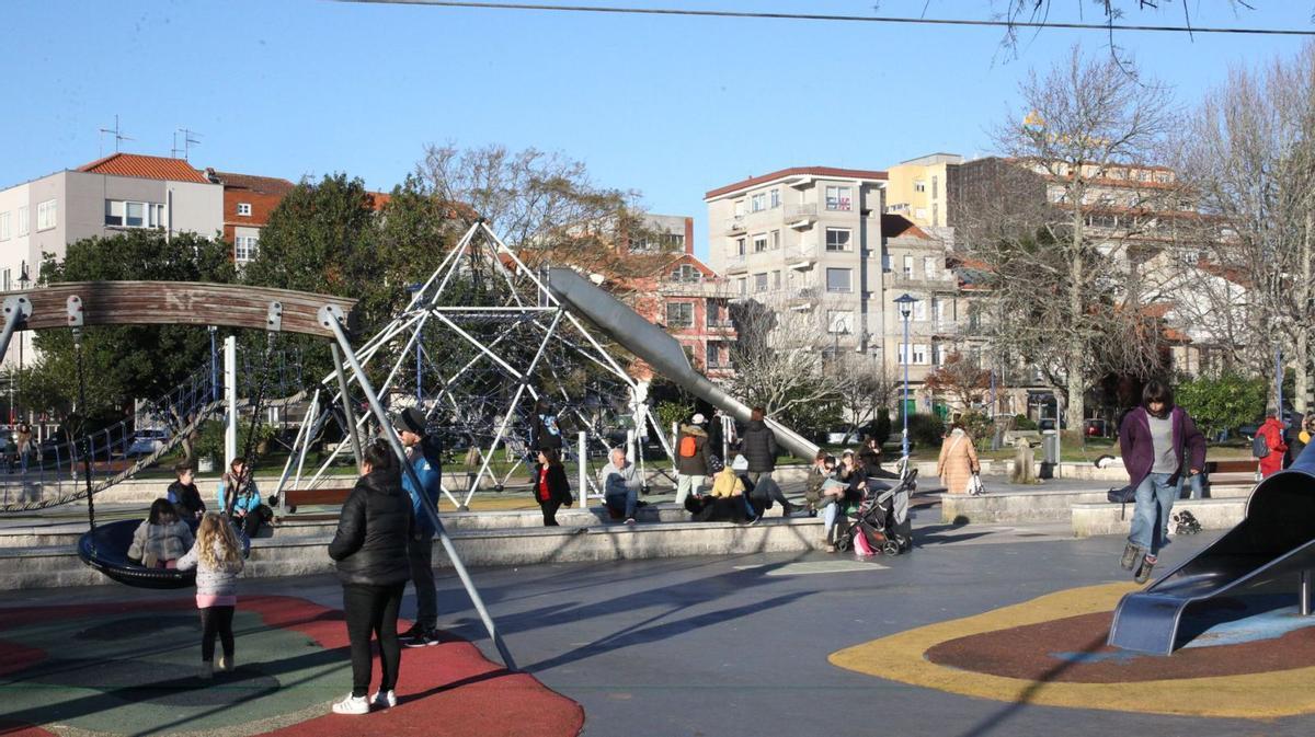 Familias con menores jugando en el parque infantil de los jardines de O Señal, en el centro de Cangas.   | // SANTOS ÁLVAREZ