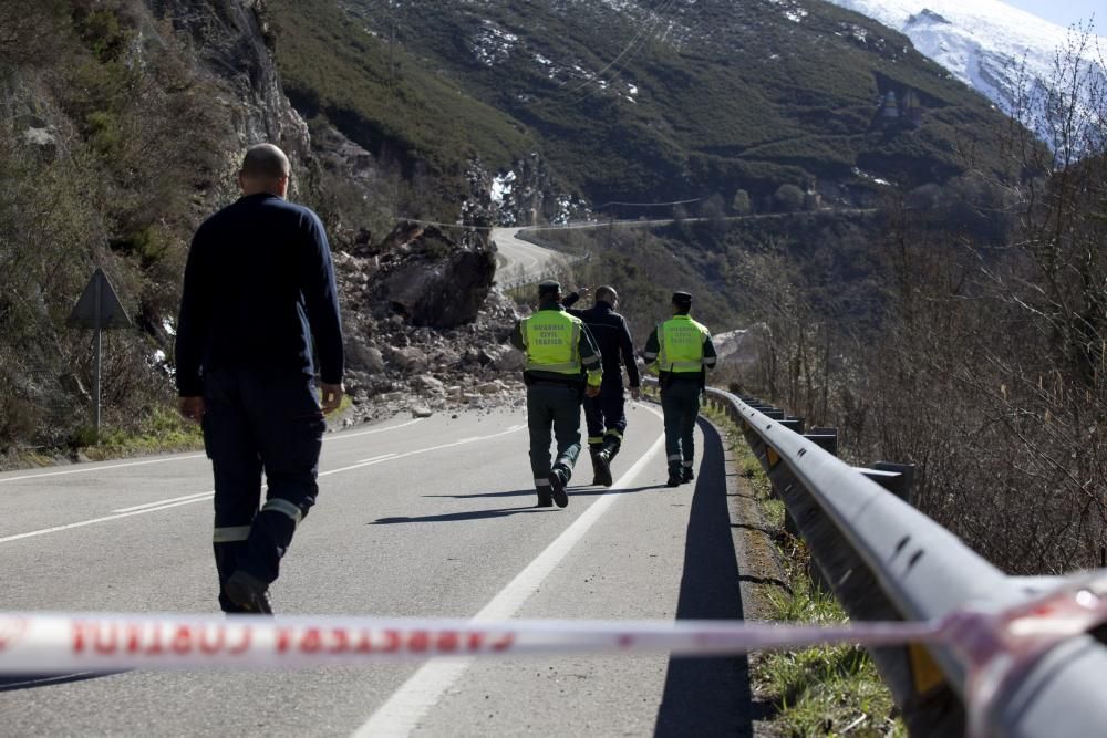 Un argayo con toneladas de rocas y tierra corta el Corredor del Nalón y deja Caso incomunicado