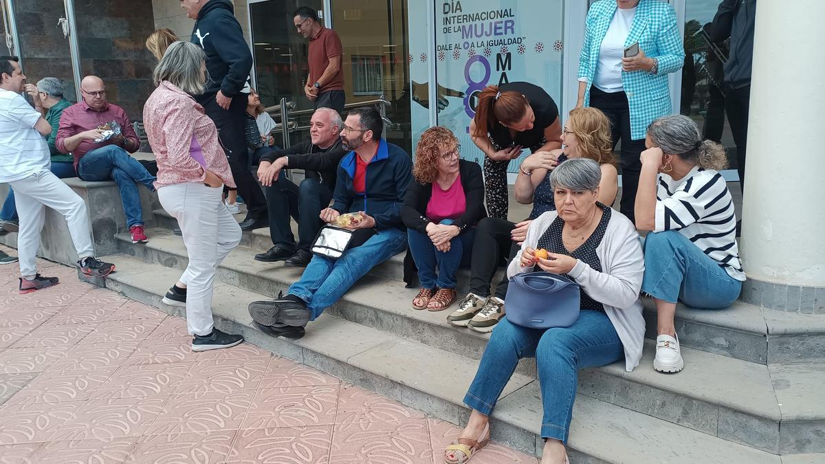 Un grupo de empleados municipales desayunan delante de las oficinas municipales de Vecindario.