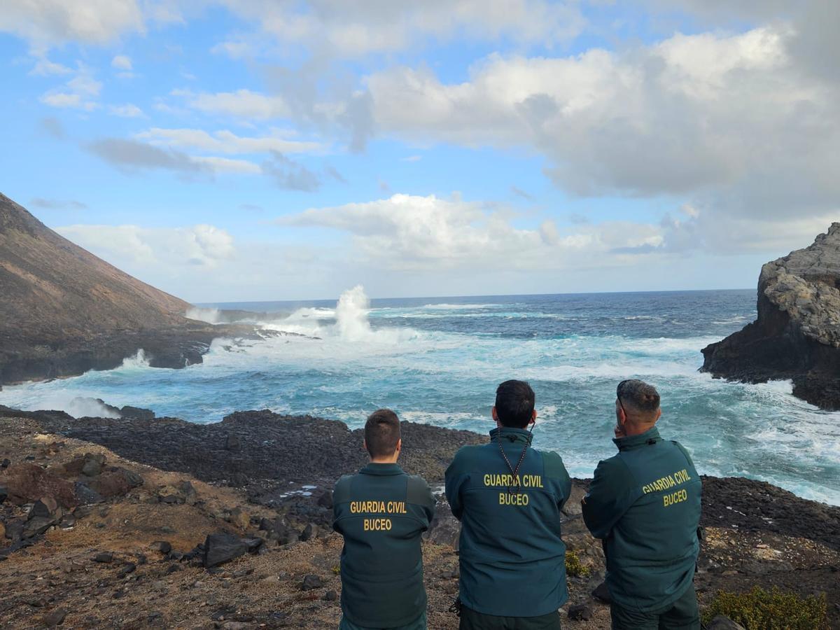 Agentes de la Guardia Civil de Buceo, a los pies de El Confital