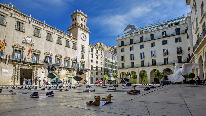 La plataforma #VacunaYa realiza una acción, colocando 202 pares de zapatos, para reivindicar la necesidad de que las autoridades agilicen la vacunación masiva de la población frente al covid