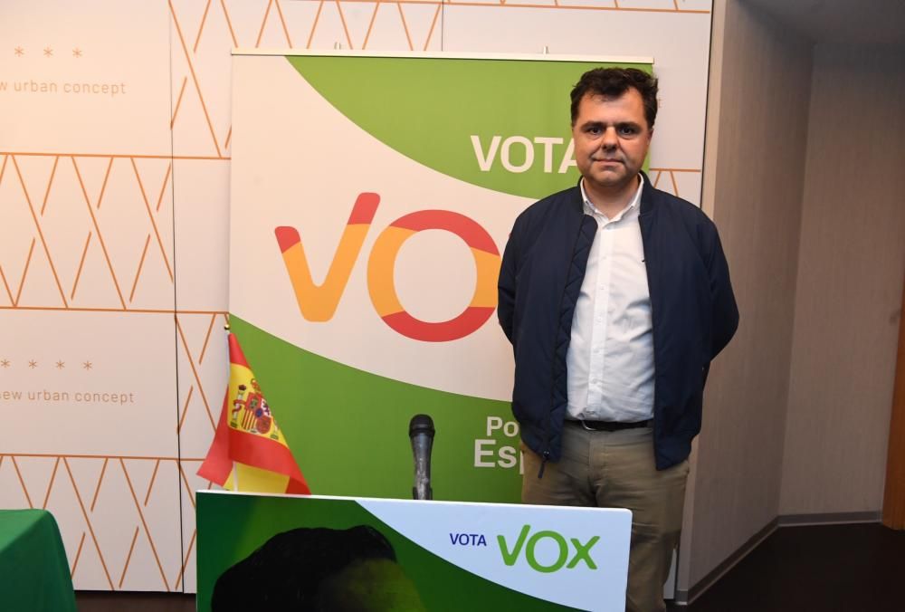 El candidato de Vox por A Coruña, Miguel Ángel Fernández, tras conocer los resultados electorales.