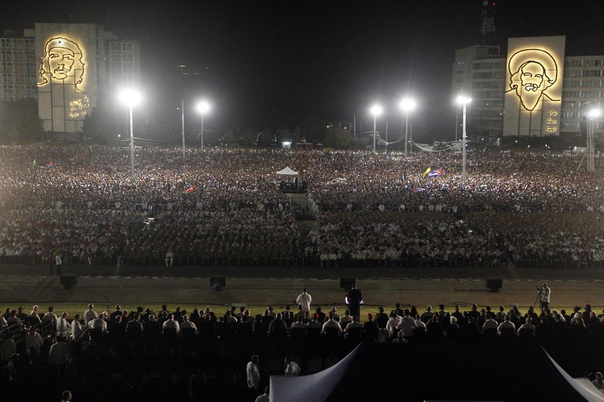 HAB24 LA HABANA (CUBA) 29/11/2016.- Miles de cubanos participan hoy, martes 29 de noviembre de 2016, en el acto celebrado para despedir al fallecido líder cubano Fidel Castro, en la Plaza de la Revolución de La Habana (Cuba). Al evento también asisten mandatarios y personalidades de varios países. EFE/Ernesto Mastrascusa