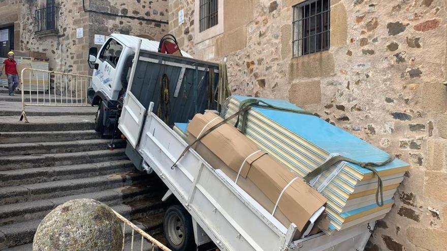 Un camión de obra se precipita por las escaleras de San Jorge