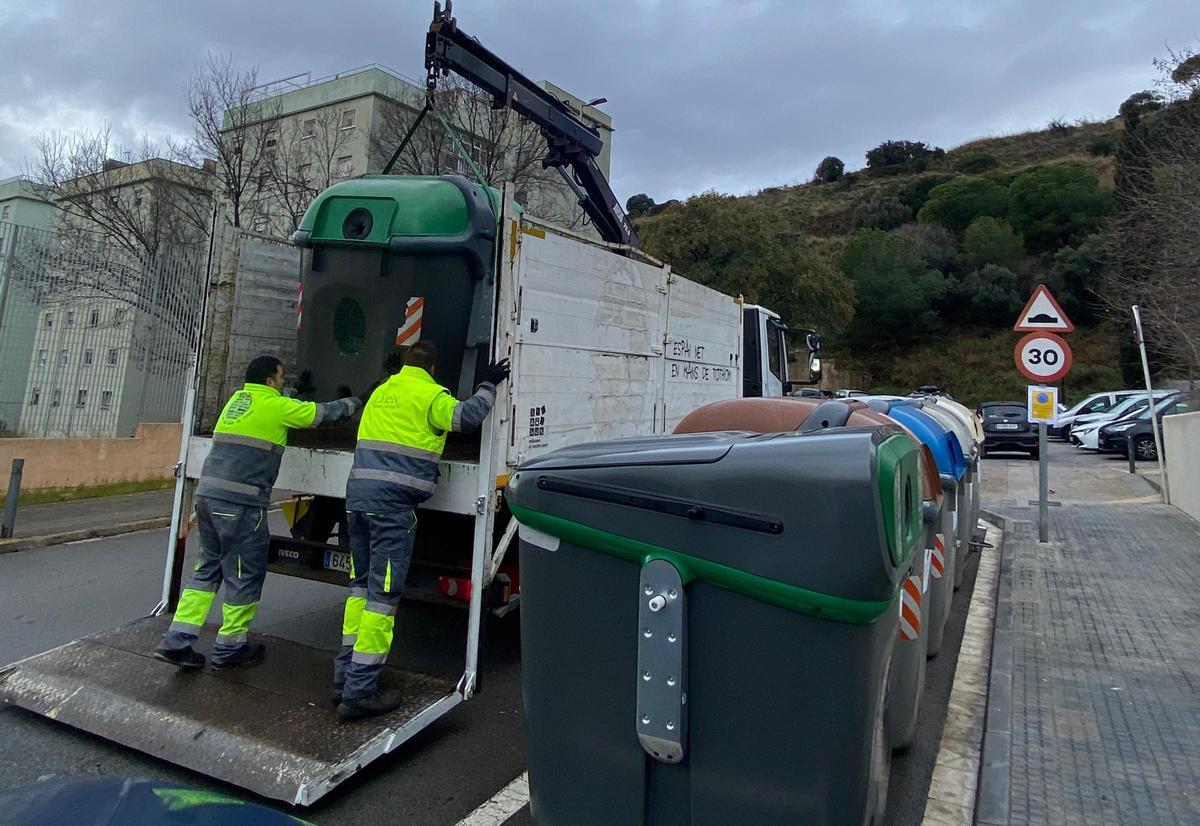 Instalación de los primeros contenedores de vidrio en Santa Coloma en el marco de la nueva contrata de limpieza