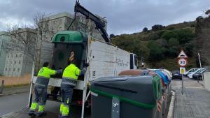 Instalación de los primeros contenedores de vidrio en Santa Coloma en el marco de la nueva contrata de limpieza
