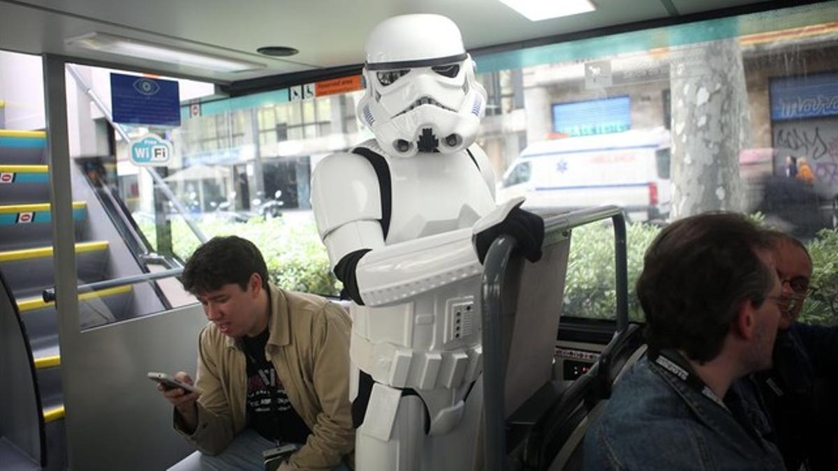 Un soldado imperial dentro del autobús tuneado como 'Star Wars', ayer.