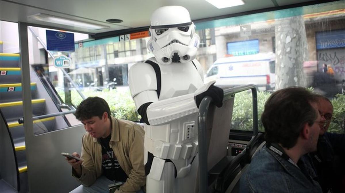 Un soldat imperial, ahir dins de l’autobús tunejat com ’Star Wars’.