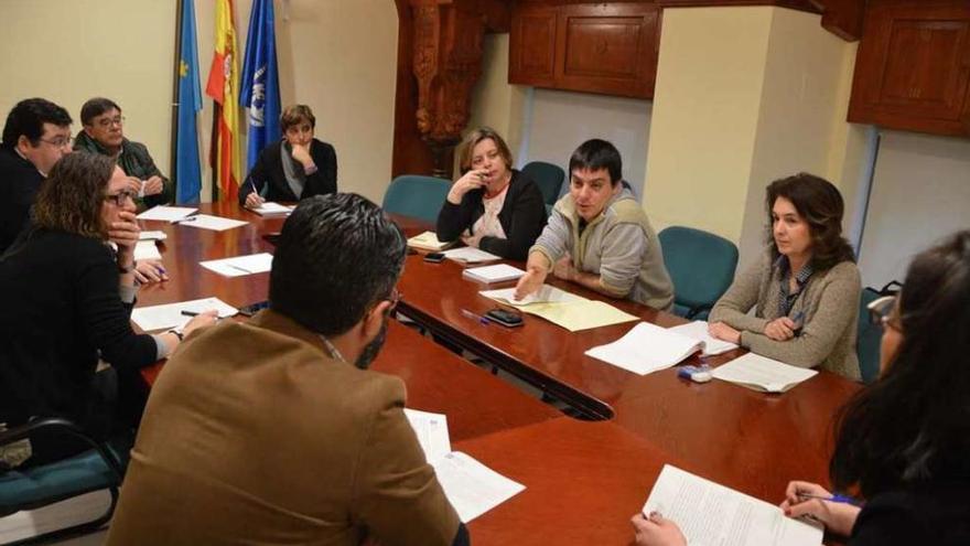 Representantes de los cinco grupos, junto a varios técnicos, ayer, durante la reunión en el Ayuntamiento.