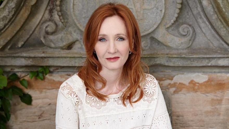 J. K. Rowling, acusada de transfobia por un comentario sobre la menstruación