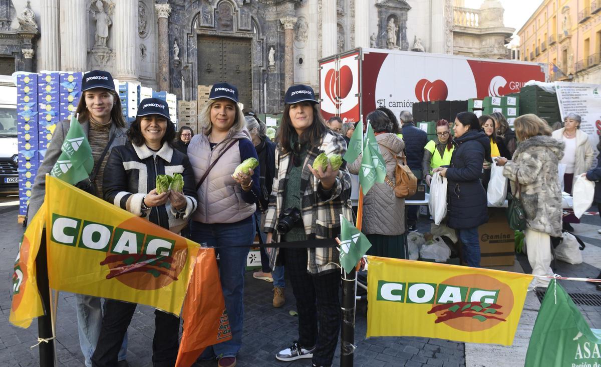 Miembros de Coag ayudando con el reparto de productos agrícolas en Murcia.