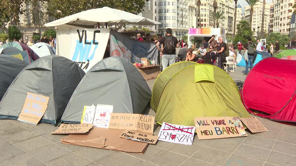 Los valencianos acampados "continuarán en la plaza" por el derecho a la vivienda