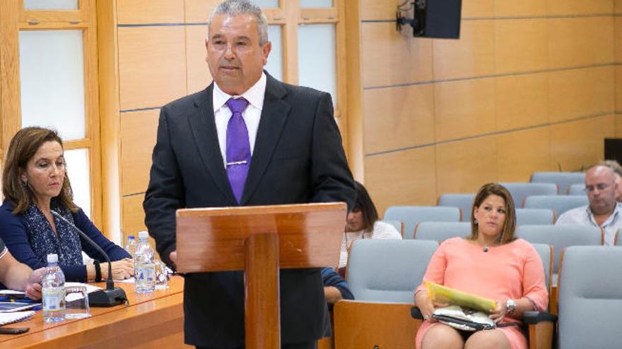 Fernando Méndez jura su cargo de consejero. Al fondo, sentada, Lidia Jaime.