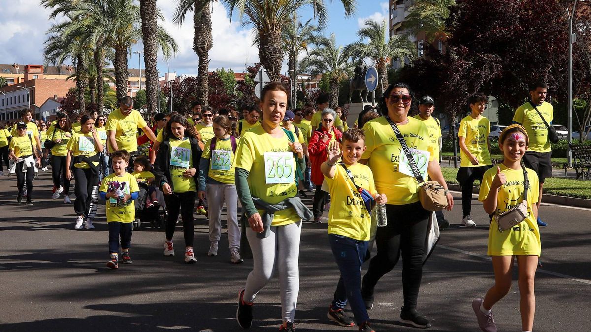 Participantes en la IV Marcha Solidaria por los niños con cáncer, ete sábado por la tarde.