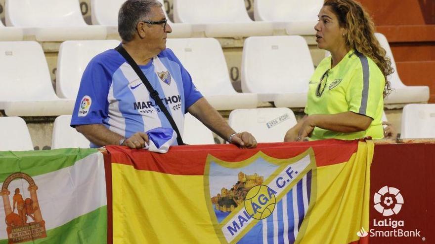 Una vez más, la afición blanquiazul volvió a estar junto a su equipo. La hinchada costasoleña nunca falla y ayer lo volvió a demostrar en la derrota en el Carlos Belmonte. Una de las esquinas del estadio albaceteño estuvo cubierta por unos 30 seguidores albiazules, que no dejaron de alentar a los suyos durante todo el choque, pese al varapalo de un nuevo tropiezo a domicilio. A cada campo que va el conjunto blanquiazul siempre hay unos cuantos hinchas en las gradas visitante arropando a los suyos.