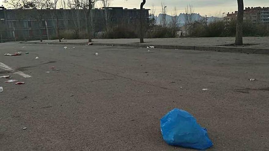 L&#039;entorn del McDonald&#039;s de l&#039;avinguda Universitària acumula molta brutícia