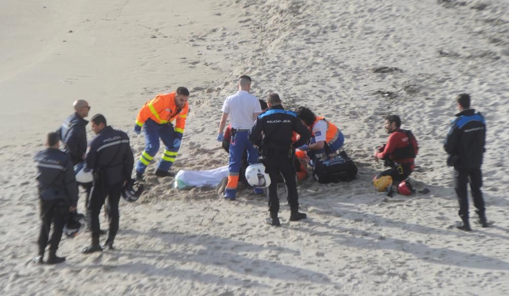 Sanitarios atienden al parapentista que se precipitó cerca de la Casa de los Peces