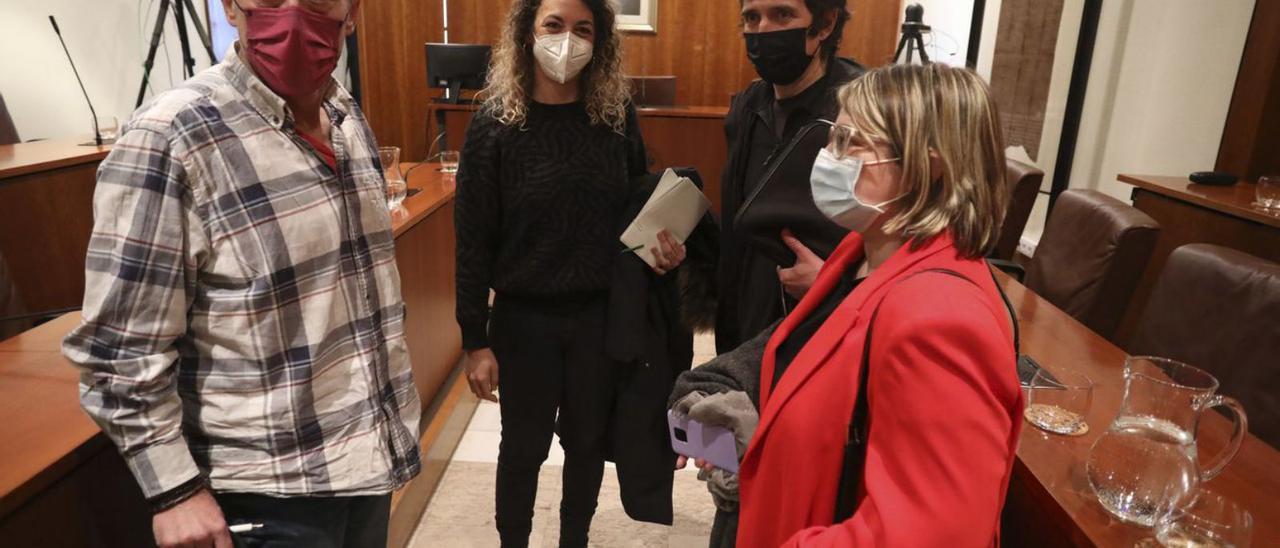 Tania González (en el centro), ayer en el Salón de Plenos junto a sus compañeros de Cambia Avilés Agustín Medina, Primi Abella y Sara Retuerto, que asume la portavocía.| Ricardo Solís