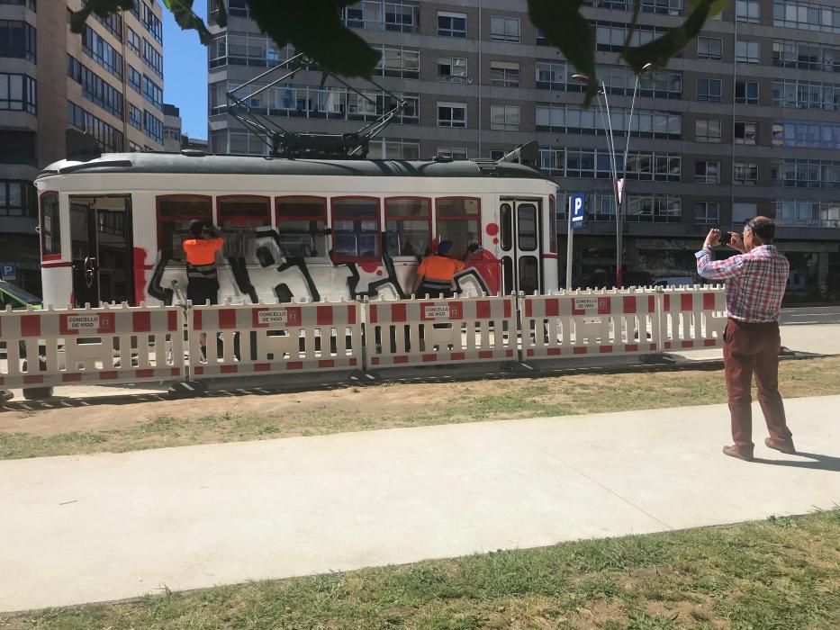 El vagón del tranvía ha sido destrozado con una pintada 10 días después de su instalación en la zona de Plaza América.