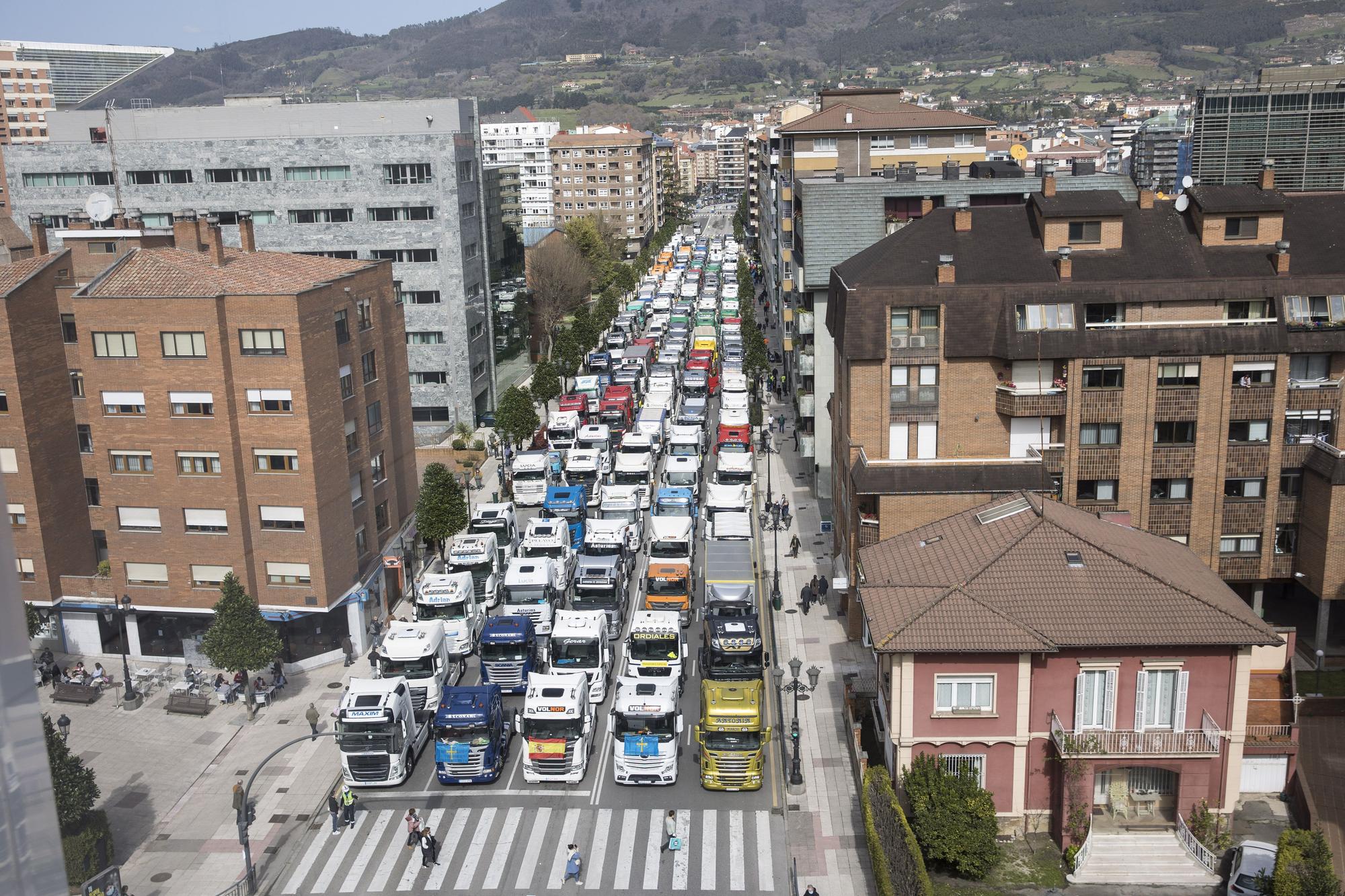 EN IMÁGENES: Los transportistas inundan las calles de Oviedo de camiones para visibilizar su protesta