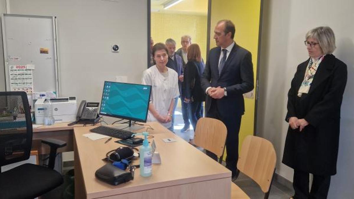 El consejero de Sanidad, José Luis Bancalero, visita el centro de salud de Utebo, este martes.