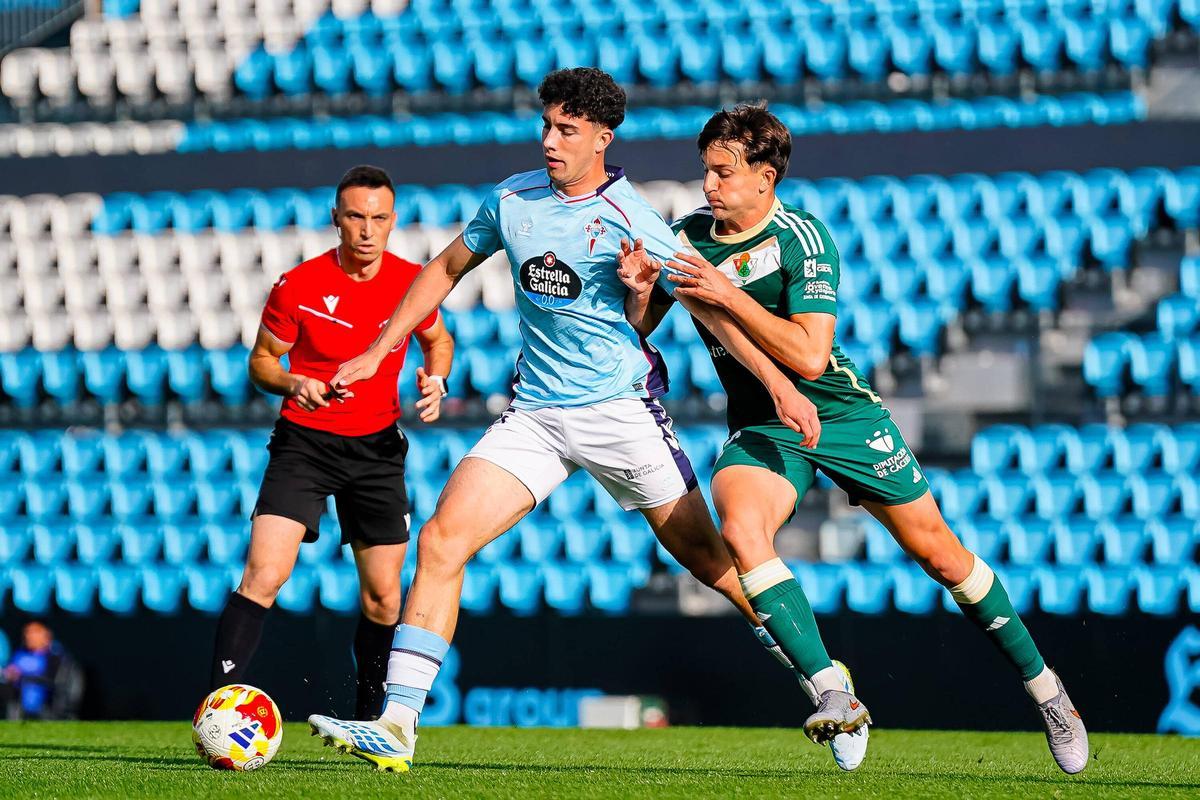 Iván Martínez presiona a un rival.